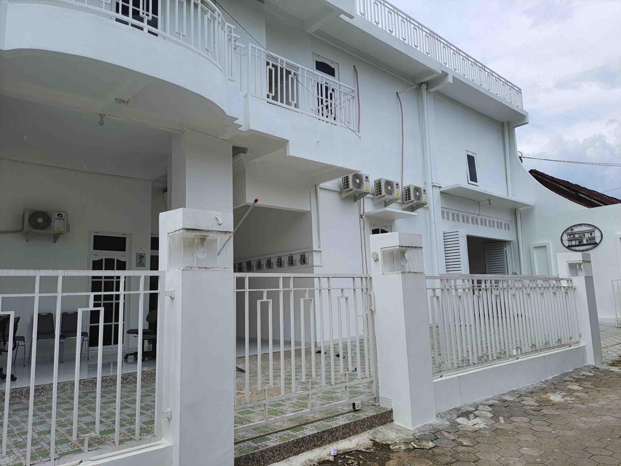 Hotel Reddoorz Syariah At Jalan Godean Ngabean Esterno foto